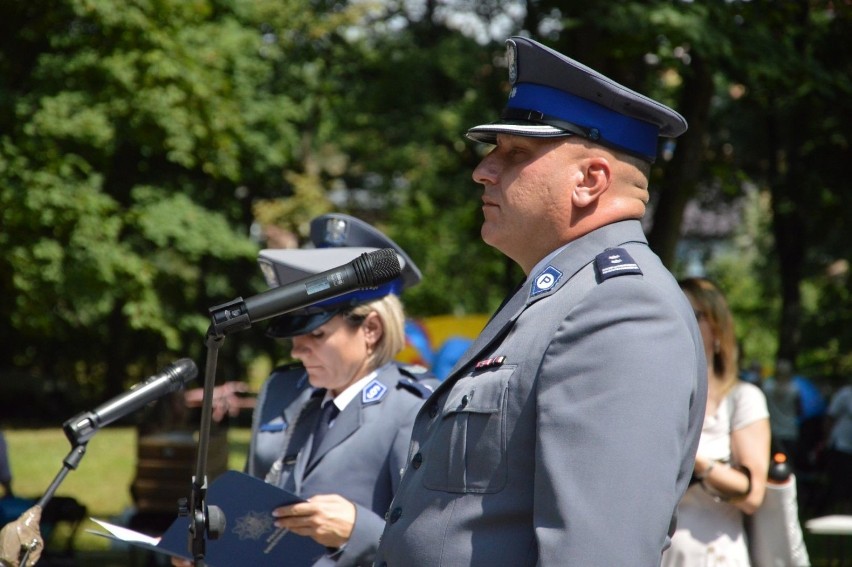 Święto Policji w Ostrowcu Świętokrzyskim. Funkcjonariusze świętowali awanse z rodzinami [ZDJĘCIA]