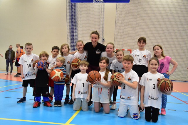 Trening młodych adeptów koszykówki z UKS Basket Regnum Bydgoszcz, filia w Żninie.