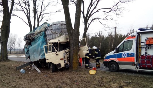 Strażacy z OSP Skrwilno zgłoszenie o wypadku otrzymali w poniedziałek (5 marca 2018) po godzinie 15. W miejscowości Skrwilno w powiecie rypińskim samochód ciężarowy uderzył w drzewo. Dwie osoby nim podróżujące zostały zabrane do szpitala.

Przybyli na miejsce strażacy musieli użyć sprzętu hydraulicznego, aby wydobyć z kabiny pojazdu poszkodowanego. Więcej informacji wkrótce.