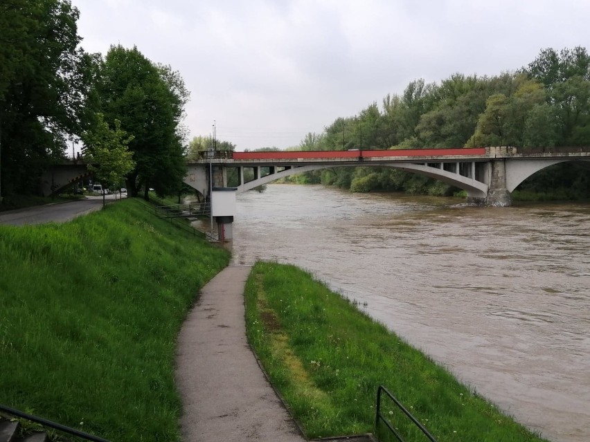 Kilkugodzinna przerwa w opadach powoli stabilizuje sytuację,...