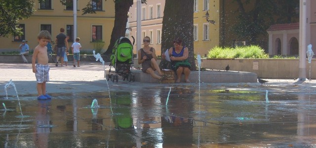 Uwaga na dzieci i starsze osoby
-&nbsp;Mój wnuk chłodzi się w fontannie na Rynku Wodnym, ale staramy się nie przebywać tu za długo. Ja unikam słońca. Lubię rower, ale teraz jeżdżę tylko wieczorami &#8211; mówi pani Jolanta z Zamościa, którą spotkaliśmy starówce z 5-letnim wnukiem Maciusiem. 

Trzeba pamiętać, że dzieci do 6 miesiąca życia powinny przebywać wyłącznie w cieniu. Ich skóra jest bardzo cienka i nie wolno ich opalać. Malucha, ale i starsze dzieci przed wyjściem na skwar smarujemy kremami z wysokim filtrem. Uważać muszą też osoby starsze. Szczególnie, gdy biorą leki, które mogą powodować nadwrażliwość na słońce.