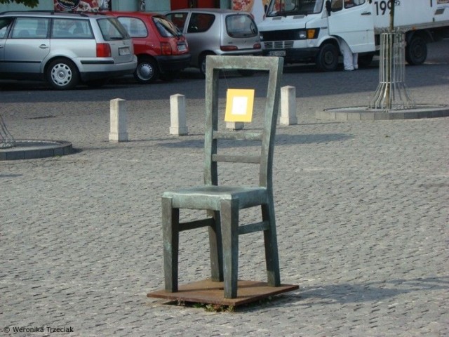 Co znaczą krzesła na placu? Fot. Weronika Trzeciak