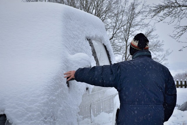 500 złotych mandatu to kara za jazdę samochodem pokrytym śniegiem lub z oszronionymi szybami