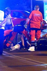 Dramatyczny wypadek na ul. Broniewskiego we Wrocławiu. Pieszy wbiegł pod jadące auto (ZDJĘCIA)