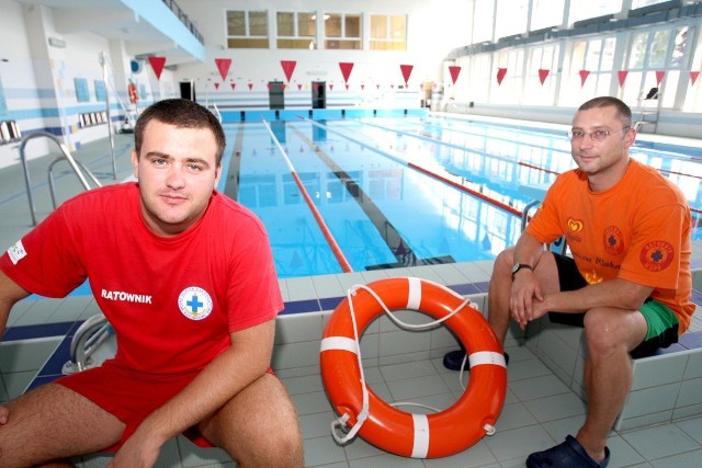 Bezpieczeństwa na basenie przy ul. Bobrzej pilnuje dwóch Pawłów: Selucha oraz Sobiegraj