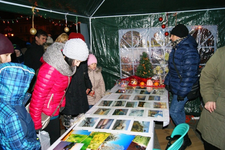 Tłumy mieszkańców na kiermaszu świątecznym w Nowem [zdjęcia]