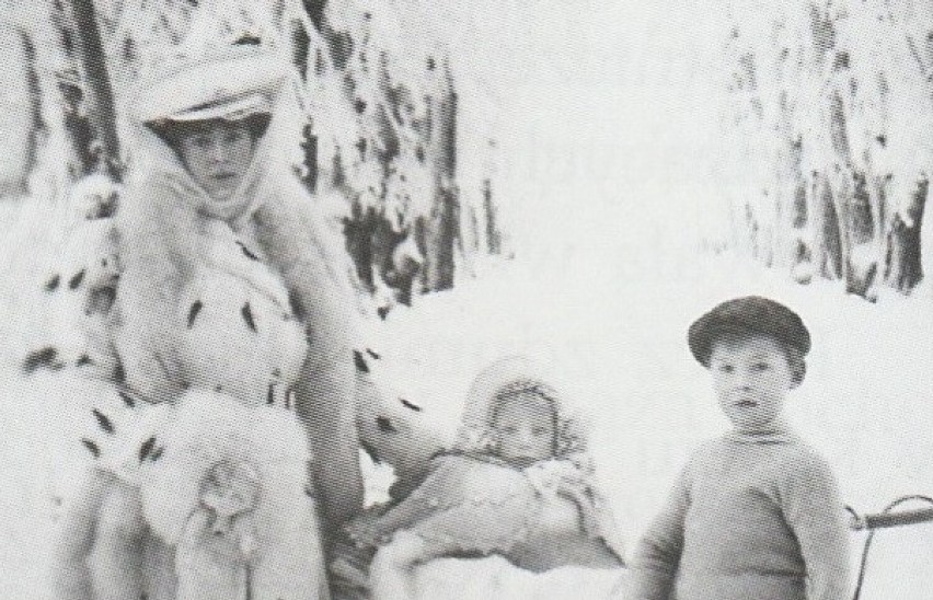 Historyczne fotografie przedstawiają księżną Daisy z synami...