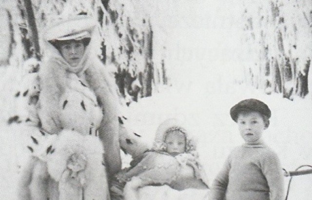 Historyczne fotografie przedstawiają księżną Daisy z synami Janem Henrykiem XVII i Aleksandrem podczas Bożego Narodzenia w 1909 roku.

Pozostałe fotografie wykonał nadworny kucharz Hochbergów, Louis Hardouin, a ukazują one Książ w zimowej szacie.