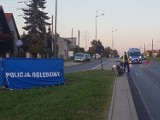 Wypadek motocyklisty na Rokicińskiej w Łodzi. Motocyklista uderzył w znak drogowy [ZDJĘCIA]