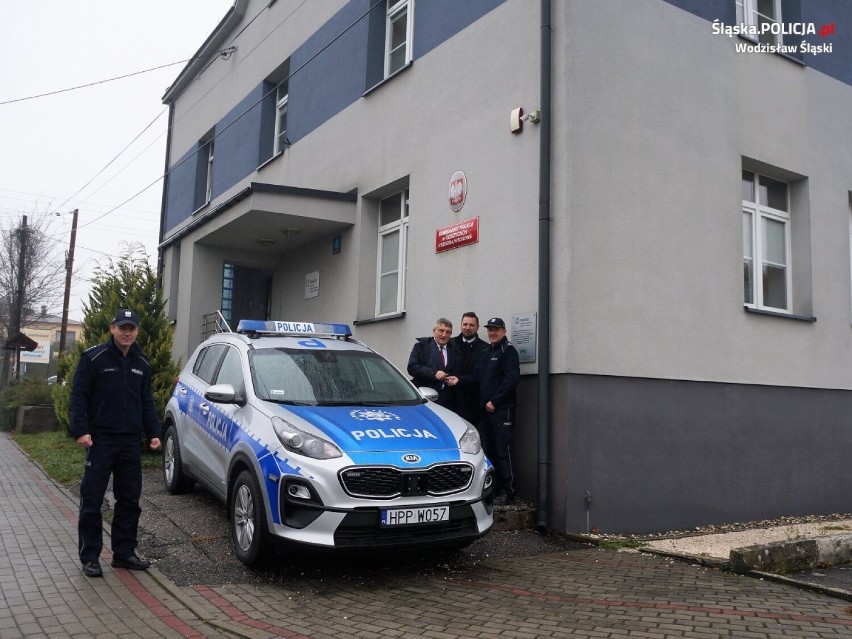 Policjanci z Gorzyc dostali nowy radiowóz. To nowoczesna kia
