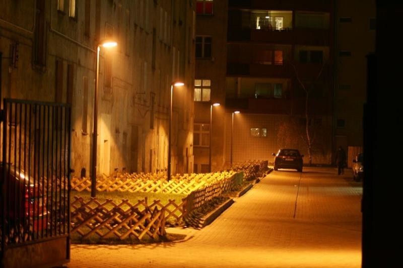 Wrocław: Dziewięć podwórek na Nadodrzu doczekało się latarni (ZDJĘCIA)