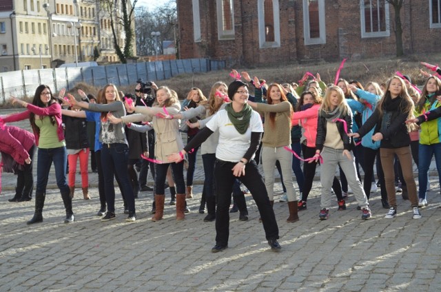 Taniec przeciwko przemocy wobec kobiet i dziewcząt na głogowskim Rynku
