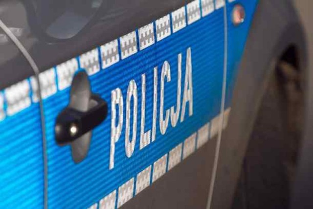 Gmina Koło: Wandal wybił szyby w samochodzie