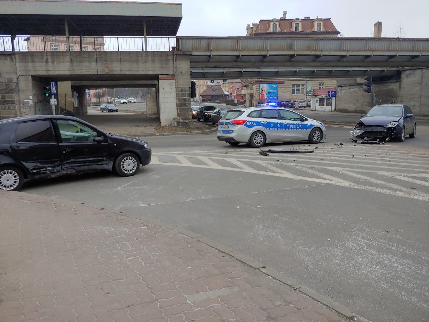 Wypadek na krzyżówce ulic Kościuszki i Lutyckiej w Kłodzku (ZDJĘCIA)