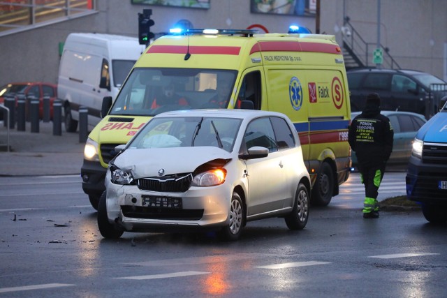 Wypadek koło Kauflandu na skrzyżowaniu Al. Armii Krajowej i ul. Wojska Polskiego w Piotrkowie. Jedna osoba trafiła do szpitala