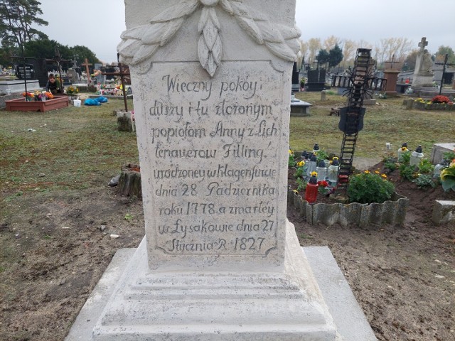 Tak obecnie prezentuje się grób Anny z Lichtenaerów Fillingowej z 1827 roku. Więcej na kolejnych zdjęciach