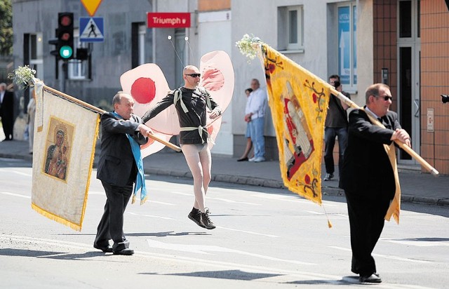 Oczywiście, że o żadnej obrazie uczuć religijnych nie ma mowy - mówi Paweł Hajncel, łodzianin, który biegał w przebraniu