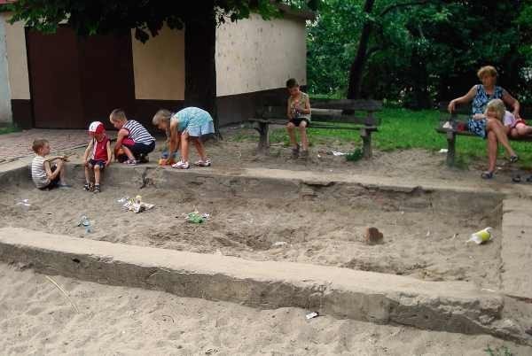 Kiedyś to była piaskownica. Dziś pozostały po niej marne resztki, śmieci i brudny zanieczyszczony piach.