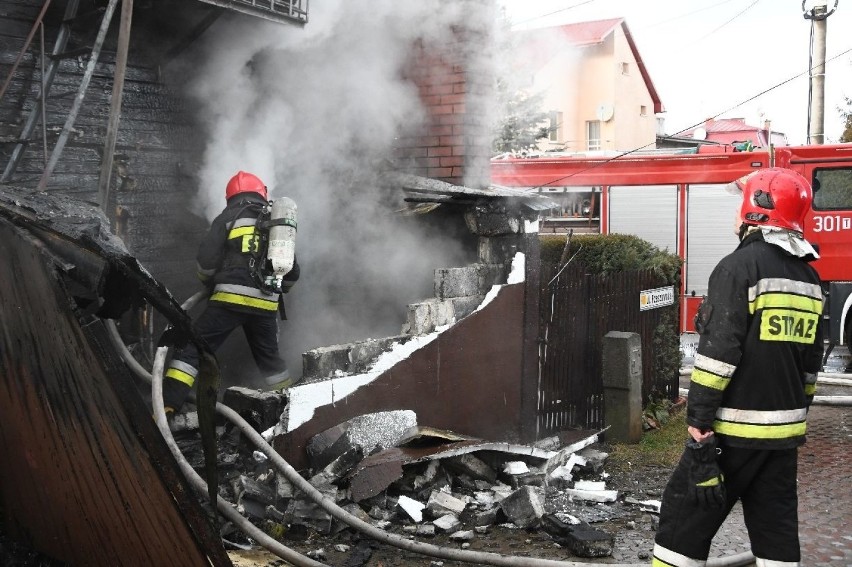 Pożar domu w Kielcach przy Rzeszowskiej. Mieszkańcy zdążyli uciec, jedna osoba trafiła do szpitala. Straż w akcji  