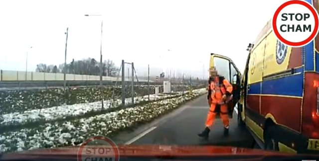 Do bardzo niebezpiecznego zdarzenia z udziałem ambulansu pogotowia ratunkowego doszło 4 grudnia na drodze pomiędzy Nowogardem a wsią Olchowo.