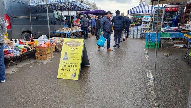 W czwartek, 20 kwietnia na targowisku miejskim w Ostrowcu Świętokrzyskim sporo osób robiło zakupy. Co kupowano na rynku warzywnym, zobaczcie zdjęcia i ceny.