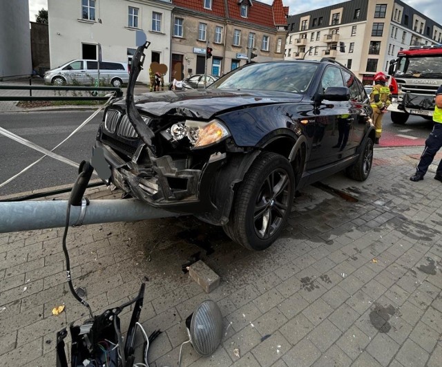 Zgłoszenie o zderzeniu dwóch aut osobowych na skrzyżowaniu ulic Kościuszki i Batorego w Toruniu strażacy i policja otrzymali chwilę po godz. 7 w czwartek (24 sierpnia).