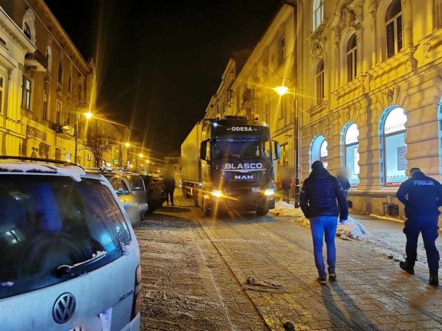 Według relacji świadków tir miał wjechać „pod prąd” od ulicy Lwowskiej na ulicę Wałową, przejechać przez ulicę Katedralną, a następnie objechał Rynek. Gdy zjeżdżał w dół ulicą Krakowską został zatrzymany przez zaalarmowanych policjantów