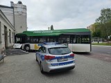 Autobus ZKM-u uderzył w budynek dworca PKP w Zawierciu. ZDJĘCIA