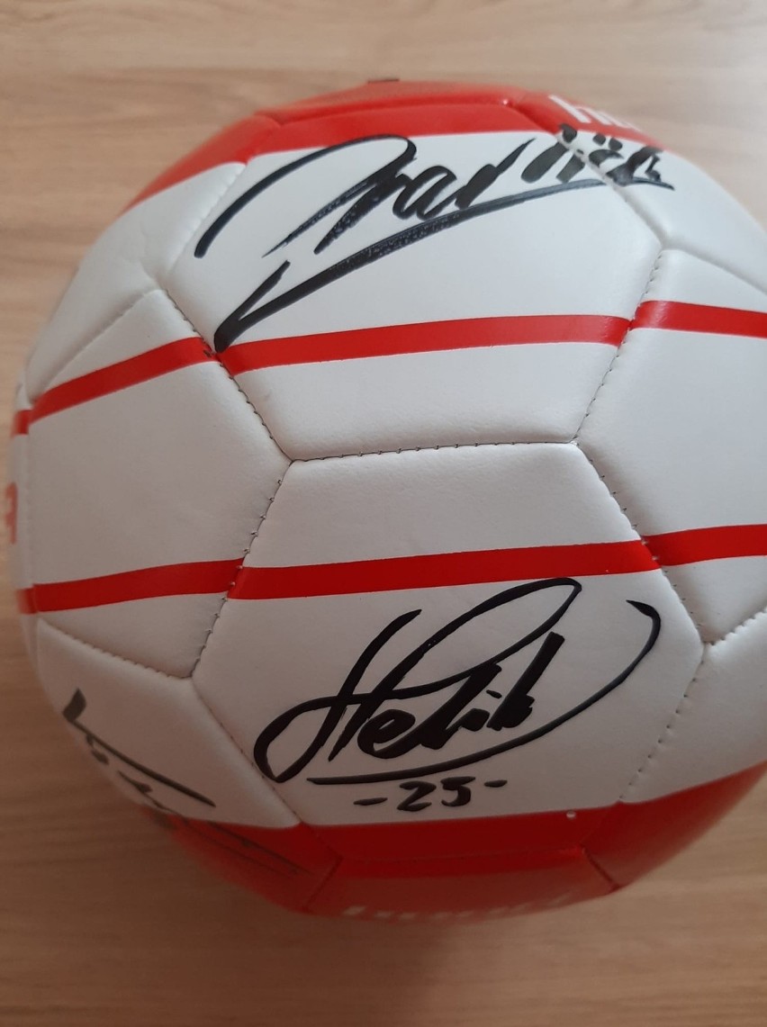 Lewandowski, Krychowiak, Szczęsny. Piłka z autografami naszej kadry na licytacji dla Ingi