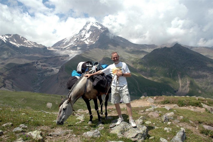 Gruzja, w tle Kazbek w górach Kaukazu