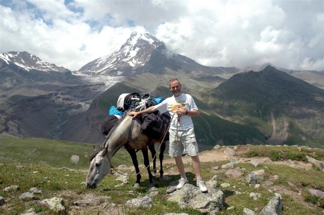 Gruzja, w tle Kazbek w górach Kaukazu