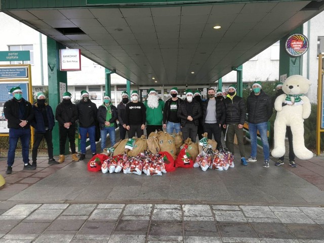 Kibice Radomiaka Radom po raz kolejny pokazali ogromne serca i przekazali dary dla dzieci w ramach akcji "Zielony Mikołaj".