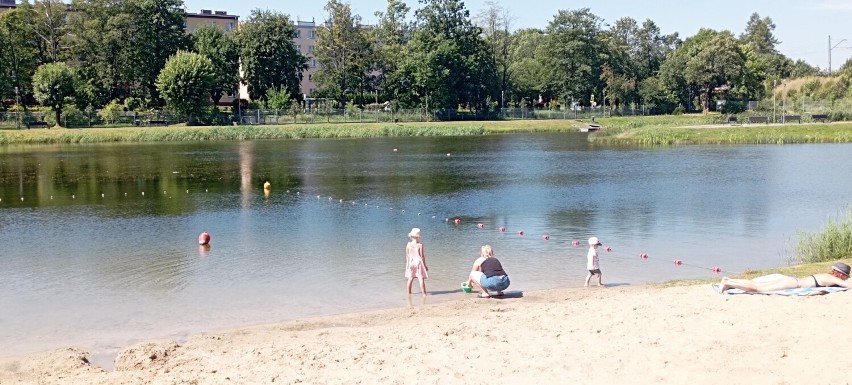 Upalny piątek nad zalewem w Jędrzejowie. Tak wypoczywali mieszkańcy. Zobacz zdjęcia