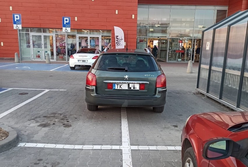 Podobna sytuacja na parkingu przez Pasażem Świętokrzyskim