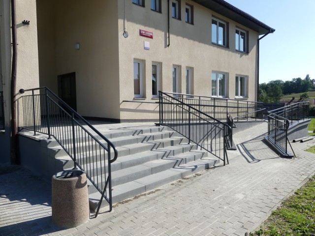 W Domu Ludowym w Lipnicy Górnej wyremontowano schody i podjazd dla osób niepełnosprawnych