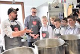 Wygrali licytację WOŚP, gotowali z mistrzem kuchni i prezydentem Sieradza. Kulinarna przygoda uczniów SP nr 10 w Sieradzu ZDJĘCIA