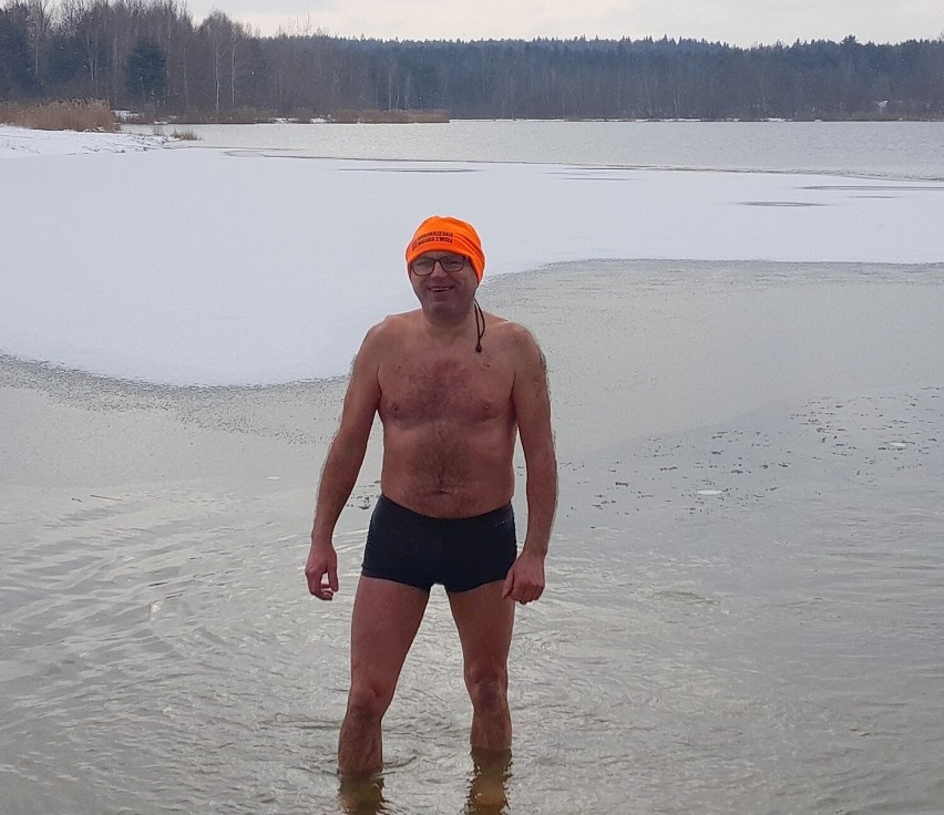 Zimowa kąpiel starachowickich morsów w zalewie Piachy....