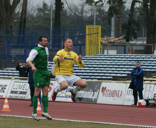 Wojciech Okińczyc (w efektownym wyskoku) zdobył dla Lechii jednego gola