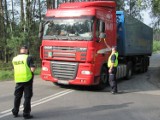 Policjanci kontrolują samochody ciężarowe w regionie