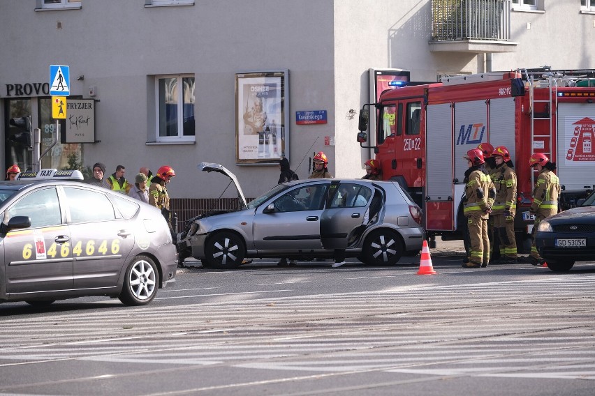 Wypadek na skrzyżowaniu ul. Popiełuszki i Krasińskiego w Warszawie. Zderzyły się dwa samochody. Na miejscu pracują służby 