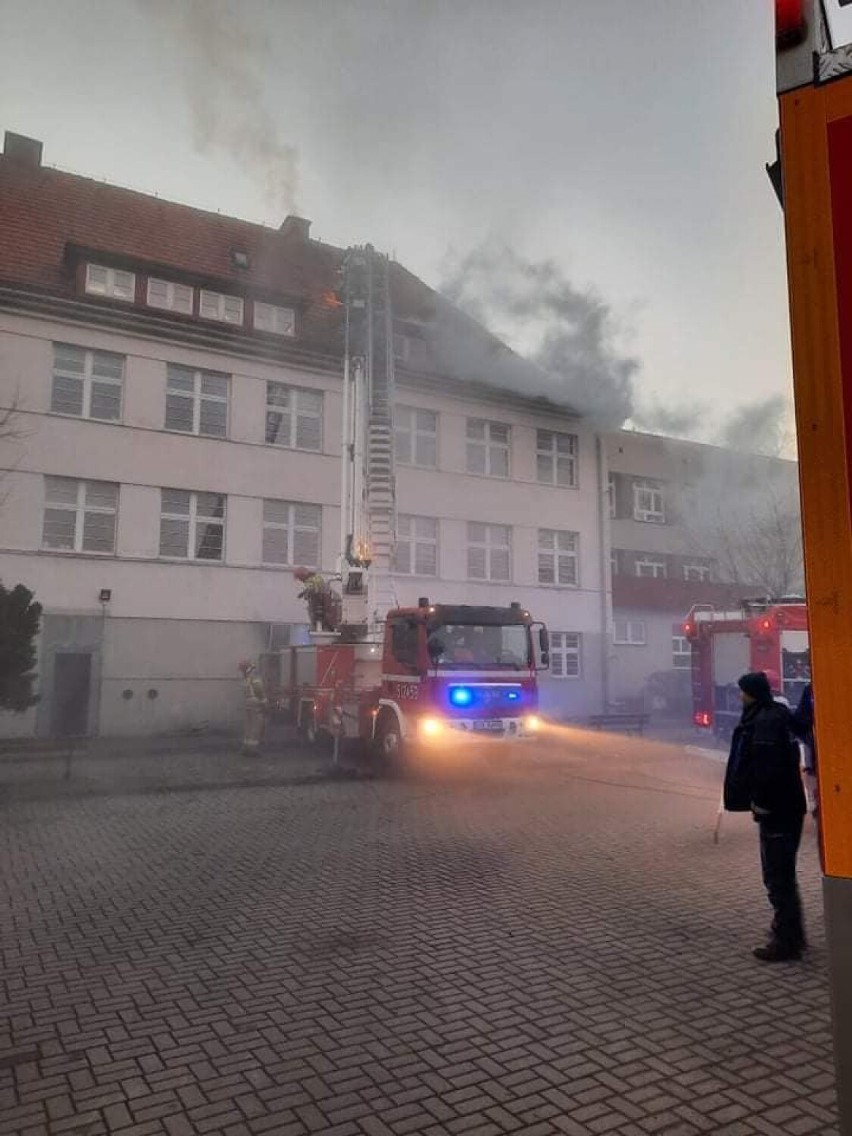 Pożar sadzy w kominie w międzyborskiej szkole 