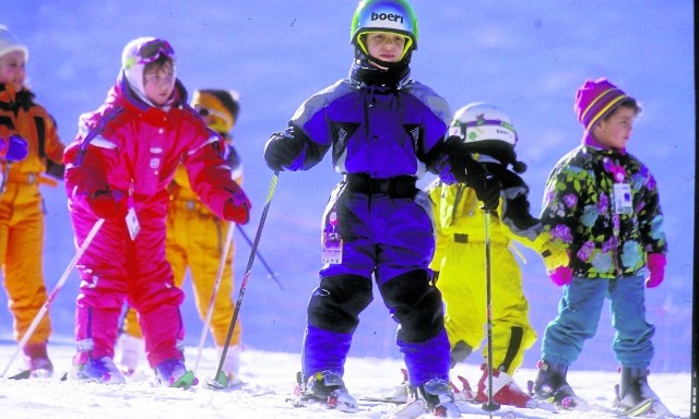 W czasie ferii dzieci mogą się nauczyć jeździć na nartach. Ceny wyjazdów są bardzo zróżnicowane - najtaniej jest w opcji last minute