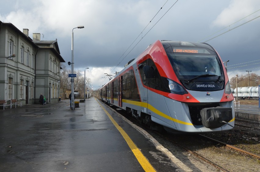 Pociągi ŁKA w Tomaszowie Maz. Pierwszym kursem przyjechał marszałek Grzegorz Schreiber [ZDJĘCIA, FILM]