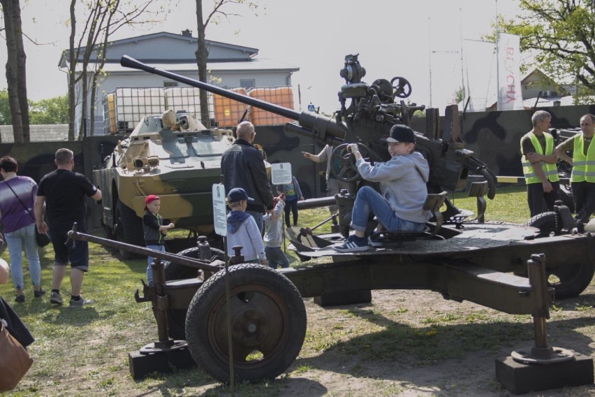 Wystawa pojazdów militarnych i sprzętu wojskowego w Gościejewie