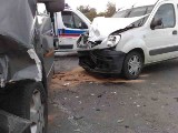 Wypadek Nowy Sącz: zderzenie renault i mercedesa na skrzyżowaniu pod zamkiem [ZDJĘCIA]