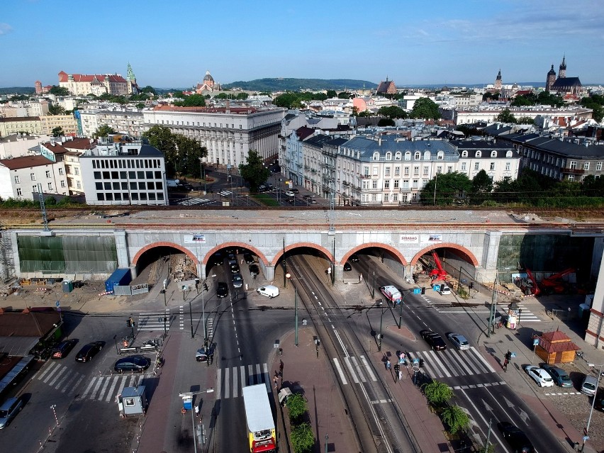 ....wiadukcie nad ul. Grzegórzecką...