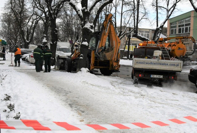 Awaria została zlokalizowana przy skrzyżowaniu ulic Marszałkowskiej i Wiśniowej.