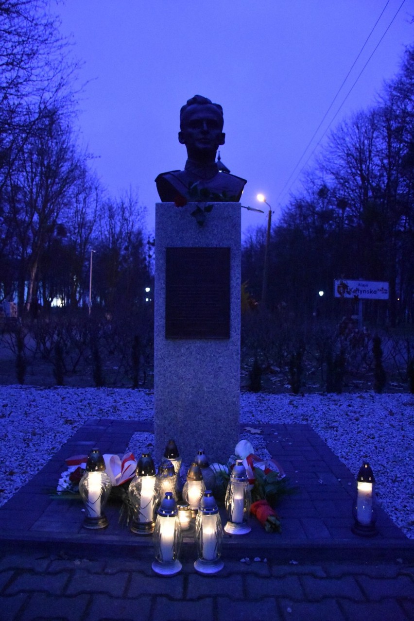 Dzień Pamięci Żołnierzy Wyklętych w Śremie pod popiersiem rotmistrza Pileckiego 