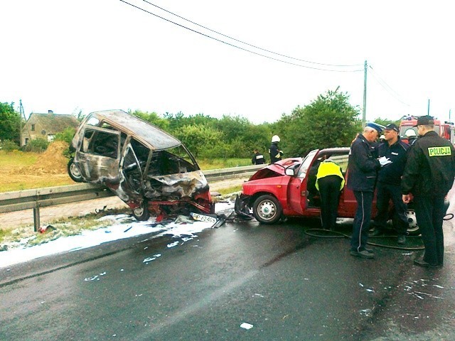 Wypadek na K-10 w Pobórce Wielkiej. Zderzyły się daewoo i skoda. Ranni kierowcy w szpitalu