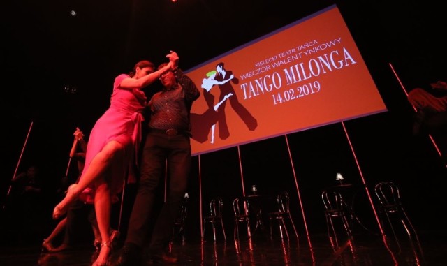 Kielecki Teatr Tańca zaprosił w czwartek na Milongę - wieczór z tangiem argentyńskim. Była to znakomita okazja dla osób marzących o tym, żeby zacząć tańczyć tango. ZOBACZ NA KOLEJNYCH SLAJDACH>>>

- Nie spodziewaliśmy się tak dużego zainteresowania - mówi Grzegorz Pańtak, dyrektor Kieleckiego Teatru Tańca i pomysłodawca wieczoru z tangiem. Wszyscy na Małej Scenie Kieleckiego Centrum Kultury mogli uczestniczyć w lekcji tanga, a później przetańczyć wieczór. 



POLECAMY TAKŻE: 
 Praca marzeń. 10 najlepszych ofert pracy skierowanych do Polaków
 